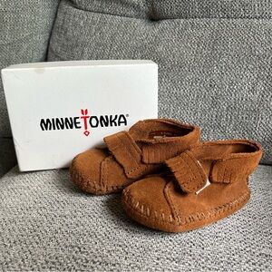 Minnetonka Brown Front Strap Bootie Moccasins with Fringe, size 4